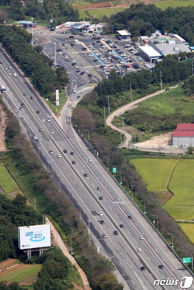 추석 연휴 마지막 날인 22일 전북 군산시의 상공에서 바라본 군산휴게소가 한산한 모습을 보이고 있다. (항공촬영협조=전북경찰청 항공대 기장 박형식 경감, 부기장 김종식 경위, 승무원, 이용현 항공주사보) 2021.9.22/뉴스1 © News1 전북사진기자단