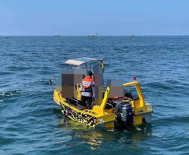 해경이 감염병예방법을 위반한 혐의를 받는 낚시어선에 올라 검문검색을 벌이고 있다.(보령해경 제공)© 뉴스1