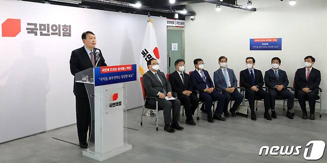 국민의힘 대선 예비후보인 윤석열 전 검찰총장이 22일 오후 서울 여의도 국민의힘 중앙당사에서 외교안보 관련 공약을 발표하고 있다.© News1 구윤성 기자