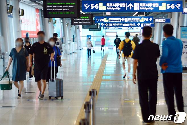 추석 연휴 첫날인 지난 18일 오전 광주 광산구 광주송정역에서 귀성객들이 열차 탑승을 위해 이동하고 있다. 2021.9.18/뉴스1 © News1 정다움 기자