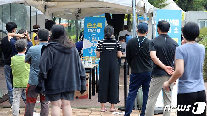 추석 연휴 마지막 날인 22일 오전 경기도 용인시 처인구 영동고속도로 용인휴게소(인천방향)에 설치된 임시선별검사소에서 시민들이 신종 코로나바이러스 감염증(코로나19) 검체 검사를 받기위해 줄을 서고 있다. 2021.9.22/뉴스1 © News1 김영운 기자