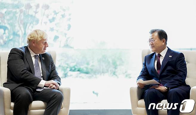 문재인 대통령이 20일(현지시간) 미국 뉴욕 주유엔대표부 양자회담장에서 보리스 존슨 영국 총리와 정상회담을 하고 있다. (청와대 제공) 2021.9.21/뉴스1