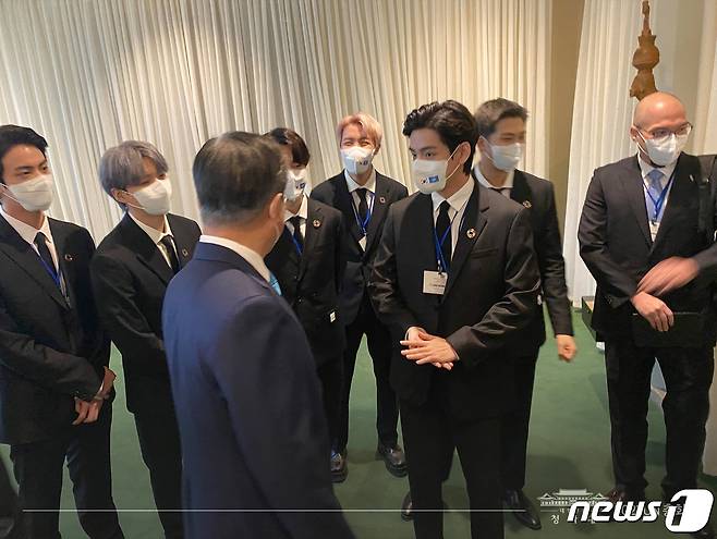 문재인 대통령이 20일(현지시간) 뉴욕 유엔본부에서 열린 제76차 유엔 총회 SDG Moment(지속가능발전목표 고위급회의) 개회 세션에서 그룹 방탄소년단(BTS)과 이야기를 나누고 있다. (청와대 페이스북) 2021.9.21/뉴스1