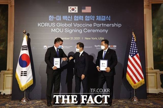 문재인 대통령이 21일(현지시각) 미국 뉴욕의 한 호텔에서 열린 한미 백신 협력 협약 체결식에서 MOU 체결 후 기념사진을 촬영하고 있다. 왼쪽부터 데이비드 민리 펜실베니아 공과대학 부학장, 문 대통령, 한국생명공학연구원 김장성 원장. /뉴시스