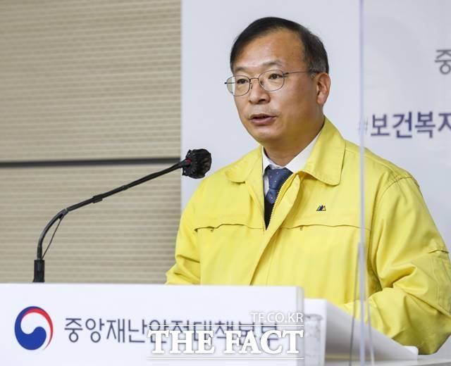 강도태 중앙재난안전대책본부 1총괄조정관(보건복지부 2차관)이 22일 지난주 수도권 코로나19 하루 평균 확진자가 1400명을 돌파했다며 적극적인 진단 검사와 예방접종을 당부했다. 사진은 2020년 12월 브리핑 모습. /보건복지부 제공