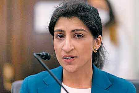 리나 칸 미 연방거래위원회(FTC) 위원장이 지난 4월 상원 인사 청문회에 출석해 의원들의 질문에 답하고 있다. FTC는 페이스북이 경쟁사 인수·합병을 통해 시장 지배력을 강화해왔다며 반독점 소송을 제기했다. /AFP연합