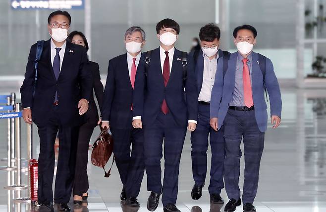 국민의힘 이준석 대표를 비롯한 방미단이 내년 대선 재외선거 참여 독려 및 미국 정치인들과의 면담을 위해 22일 오전 인천국제공항 제2터미널을 통해 미국으로 출국하고 있다. /뉴시스