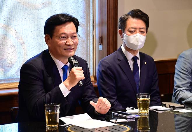 더불어민주당 송영길 대표가 20일(현지 시각) 미국 워싱턴DC 인근 애넌데일의 한 식당에서 열린 특파원 간담회에 참석해 발언하고 있다. /더불어민주당 제공