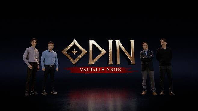 조계현 카카오게임즈 대표(오른쪽 두번째)를 포함한 회사관계자들이 '오딘 발할라 라이징' 쇼케이스에 참여한 뒤 기념사진을 찍고 있다. /카카오게임즈 제공