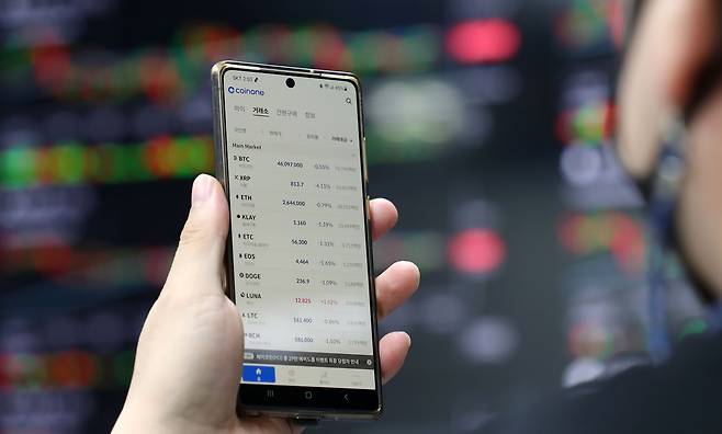지난 7월 29일 오후 서울 용산구 코인원 고객센터에 비트코인 등 가상화폐 시세가 표시되고 있다. /연합뉴스