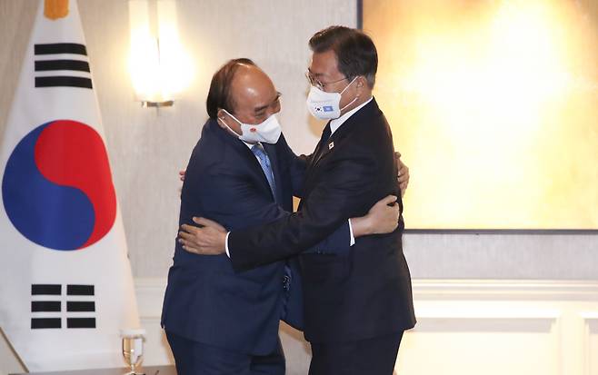 문재인 대통령이 21일(현지 시각) 미국 뉴욕 시내 호텔에서 열린 한·베트남 정상회담에서 응우옌 쑤언 푹 베트남 국가주석과 인사하고 있다. /연합뉴스