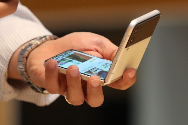 지난달 12일 오전 서울 서초구 삼성 딜라이트샵을 찾은 고객들이 진열된 삼성전자 폴더블 스마트폰 ‘갤럭시Z플립3’를 살펴보고 있다.ⓒ데일리안 류영주 기자