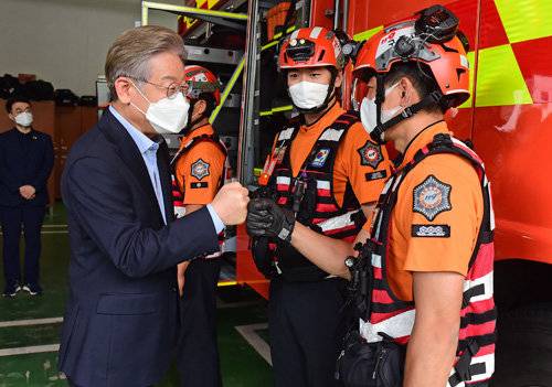 더불어민주당 이재명 대선 예비후보가 22일 서울 동작 소방서를 방문해 사회 필수인력인 소방관들을 격려하고 애로 사항을 경청하고 있다. / 사진공동취재단 신원건 기자 laputa@donga.com