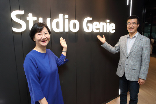 윤용필(오른쪽)·김철연 KT스튜디오지니 공동대표가 포즈를 취하고 있다. KT 제공