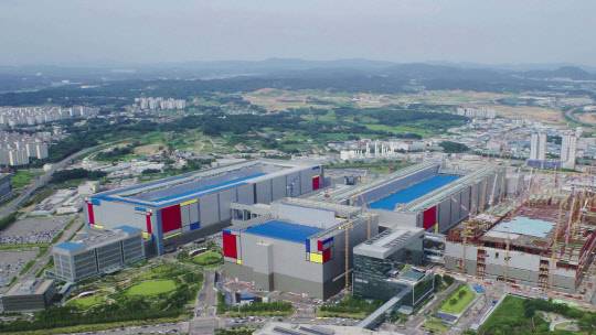 삼성전자 반도체 유튜브 채널에서 공개한 평택사업장 랜선투어 동영상 이미지. <삼성전자 제공>