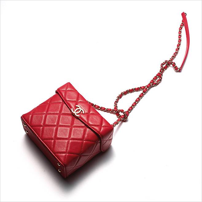 퀼팅 장식의 스퀘어 백은 가격 미정, Chanel.