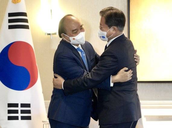 [뉴욕=뉴시스] 김진아 기자 = 문재인 대통령이 21일(현지시간) 미국 뉴욕의 한 호텔에서 열린 응우옌 쑤언 푹 베트남 국가주석과 한·베트남 정상회담을 하기에 앞서 인사하고 있다. 2021.09.22. bluesoda@newsis.com <저작권자ⓒ 공감언론 뉴시스통신사. 무단전재-재배포 금지.> /사진=뉴시스화상