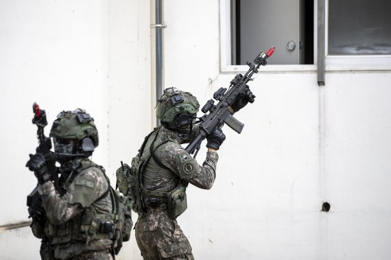 육군은 지난 15일부터 16일까지 강원도 인제군 육군과학화전투훈련단(KCTC)에서 최상위 전투체계인 Army TIGER 4.0 전투실험 현장을 공개했다. Army TIGER 4.0 전투실험 현장에서 워리어플랫폼을 착용한 전투원들이 건물 내 적을 소탕하기 위한 작전을 하고 있다. 사진=육군 제공