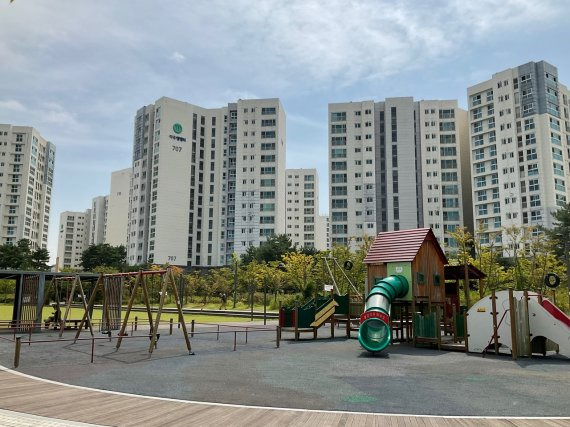 서울 강서구 마곡지구의 생활형 숙박시설인 '롯데캐슬 르웨스트'와 인접한 마곡엠밸리 7단지 전경. 이 아파트 단지는 보름만에 실거래가 1억1000만원이 오르는 등 역대 최고 매매가 경신이 이어지고 있다. 사진=김준석 수습기자
