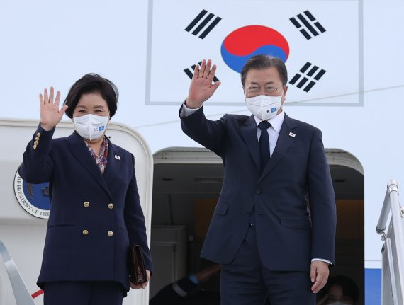 [뉴욕=뉴시스] 김진아 기자 = 문재인 대통령과 김정숙 여사가 21일(현지시간) 미국 JFK 국제공항에서 하와이로 떠나기 위해 공군1호기에 올라 손을 흔들어 인사하고 있다. 2021.09.22. bluesoda@newsis.com <저작권자ⓒ 공감언론 뉴시스통신사. 무단전재-재배포 금지.> /사진=뉴시스화상