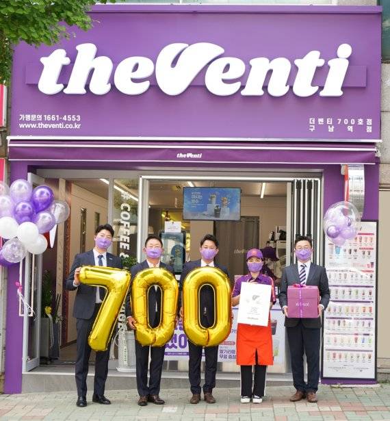 더벤티 박수암 대표, 강삼남 대표, 최준경 대표(왼쪽부터)가 700호점 오픈 행사에서 기념촬영을 하고 있다.