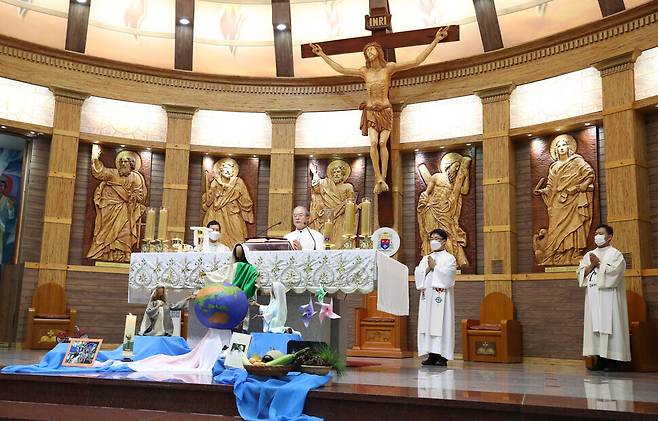 이용훈 마티아 주교가 지난 11일 오전 경기도 수원시 정자동 주교좌 대성당에서 찬미받으소서 7년 여정 수원교구 탄소중립 선포미사를 봉헌하고 있다. 제단 앞에는 신자들이 7년 여정에 능동적으로 참여하겠다는 의미를 담은 봉헌물이 놓여 있다. 수원/백소아 기자 thanks@hani.co.kr