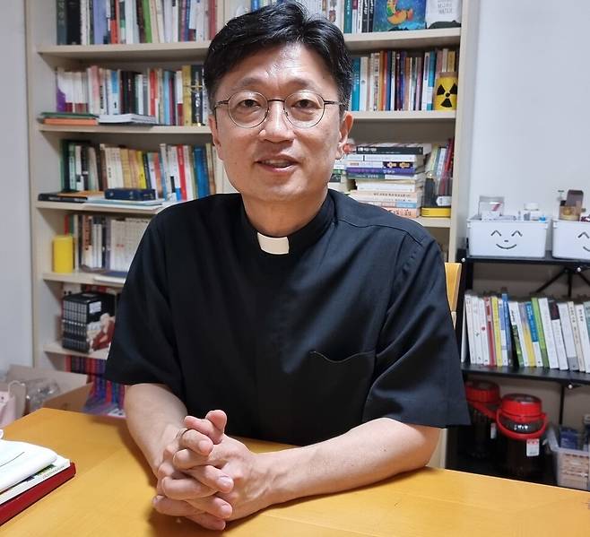 지난 15일 오후 경기도 의왕시 성라자로마을에서 양기석 수원교구 생태환경위원장을 만났다. 양 신부는 지난 11일 천주교 수원교구의 ‘2040년 탄소중립’ 선언을 이끌어냈다. 김정수 선임기자