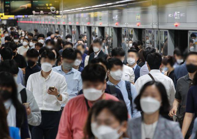 14일 오전 서울 종로구 광화문역에 정차한 지하철에서 승객들이 내리고 있다. 뉴시스