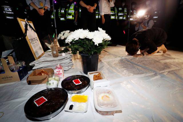16일 코로나19 경영난으로 극단적 선택을 한 자영업자들을 기리기 위해 마련된 합동분향소에서 한 자영업자가 추모하고 있다. 이틀간 분향소를 찾은 시민은 3,000여 명이나 된다. 뉴시스
