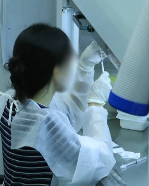 한 의료인이 코로나19 백신 접종을 준비하고 있다. [사진=뉴시스]