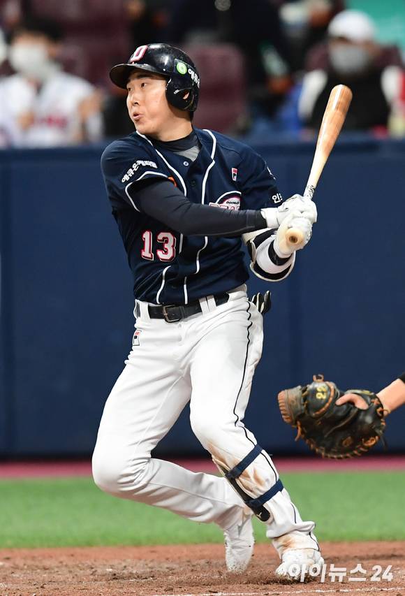 두산 베어스 허경민이 22일 열린 NC 다이노스와 홈 경기에서 승부에 쐐기를 박는 3점 홈런을 쳤다. 두산은 NC에 8-0으로 이겨 5연승으로 신바람을 냈다. [사진=정소희 기자]