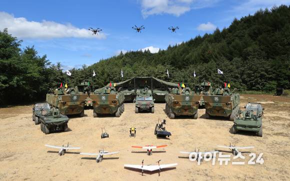 16일 강원도 인제군 육군과학화전투훈련단(KCTC)에서 육군의 대표브랜드이자 최상위 전투체계인 Army TIGER 4.0 전투실험이 진행된 가운데 유무인 장비들을 선보이고 있다. [사진=사진공동취재단]