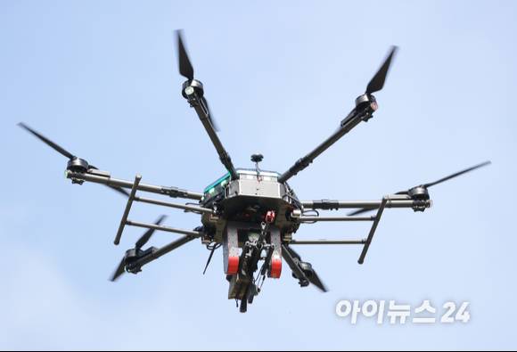 16일 강원도 인제군 육군과학화전투훈련단(KCTC)에서 육군의 대표브랜드이자 최상위 전투체계인 Army TIGER 4.0 전투실험이 진행된 가운데 소총이 장착된 공격용 사격드론이 시연되고 있다. [사진=사진공동취재단]