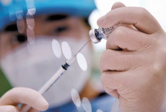 지난 7월 19일 대학수학능력시험을 앞둔 고3 수험생과 교직원을 대상으로한 백신 접종이 전국에서 동시에 시작됐다. 이날 충남 논산시 예방접종센터에서 의료진이 고등학교 3학년 학생들과 교직원들에게 접종할 화이자 백신을 신중히 준비하고 있다. 국내에서 청소년을 접종군으로 코로나 백신 접종이 시행되는 것은 이때가 처음이었다. 김성태 기자