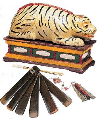 호랑이 등에 부착된 톱니 부분을 긁어 소리를 내며, 음악이 끝날 때를 알려주는 악기 어. 음악을 시작할 때 연주하는 축과 쌍을 이룬다(위 사진). 박은 6개의 나무판을 엮어 만들며, 부채처럼 폈다가 오므릴 때 나무판이 부딪히면서 소리 낸다.