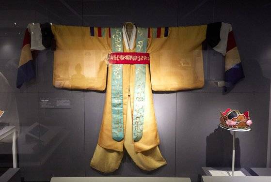 명인실에서는 명인들의 악기·의상을 전시한다. 조선의 마지막 무동이었던 심소 김천흥의 춘앵전 무복.