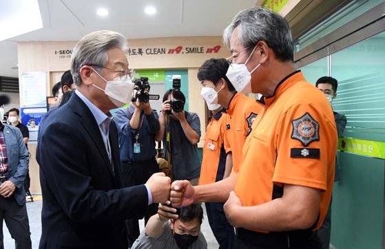 더불어민주당 이재명 대선 예비후보는 22일 서울 동작 소방서를 방문하여 사회 필수인력인 소방관들을 격려하고 얘로 사항을 경청하였다. 국회사진기자단