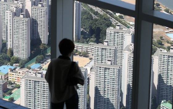 서울 송파구 롯데월드 서울스카이 전망대를 찾은 관람객이 송파구 일대 아파트단지를 바라보고 있다. 뉴스1