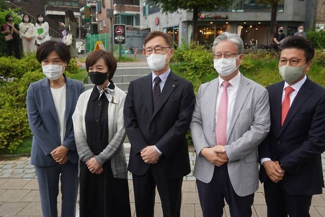 생명을 위한 40일 기도 캠페인에 참석한 최재형 후보와 와 부인 이소영 여사, 행동하는 프로라이프 공동대표들.&nbsp; &nbsp;