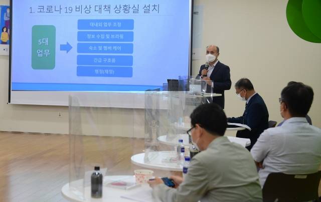 한국위기관리재단이 최근 서울 서초구 국민외교센터에서 진행한 ‘코로나19 위기대응 워크숍’에서 GMS 김정한 위기관리원장이 발표하고 있다. 강민석 선임기자