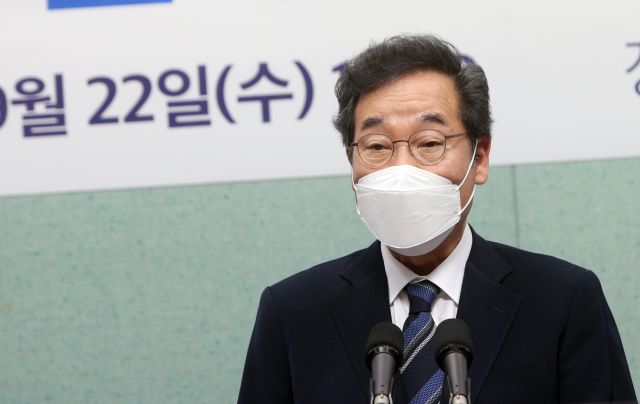 이낙연 전 더불어민주당 대표가 22일 전북도의회를 찾아 지지를 호소하는 기자회견을 하고 있다. 연합뉴스