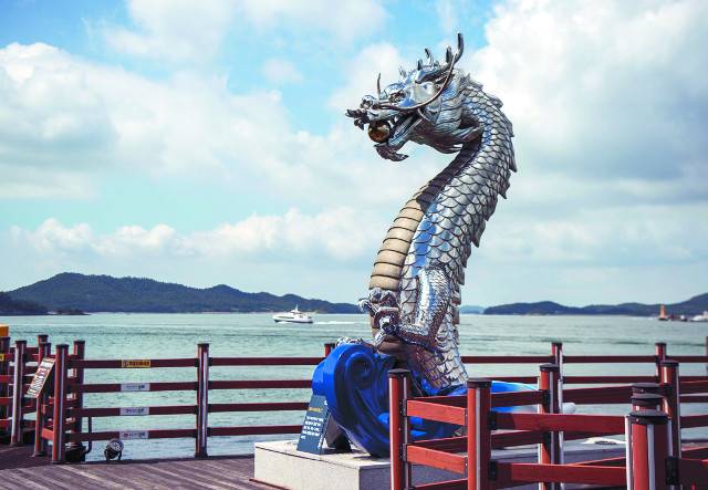 날개를 펴고 하늘로 승천하는 듯한 용머리.