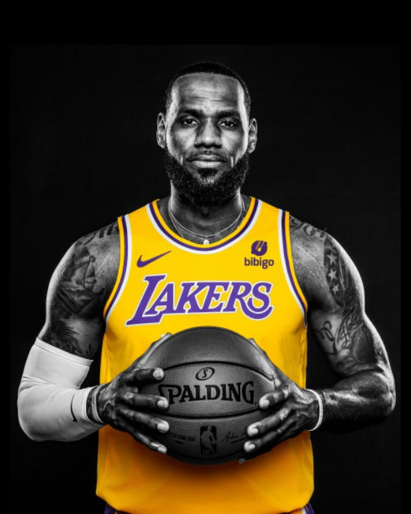 미국프로농구(NBA) LA레이커스 소속 르브론제임스가 비비고 패치광고가 붙은 유니폼을 입고 포즈를 취하고 있다./사진=LA레이커스 홈페이지