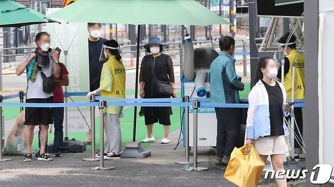 (서울=뉴스1) 임세영 기자 = 추석연휴 마지막날인 22일 서울 서초구 서울고속버스터미널에 마련된 신종 코로나바이러스 감염증(코로나19) 임시선별검사소에서 귀경객들이 검사를 기다리고 있다. 중앙방역대책본부는 이날 0시 기준 신종 코로나바이러스 감염증(코로나19) 신규 확진자가 1720명 늘었다고 밝혔다. 2021.9.22/뉴스1