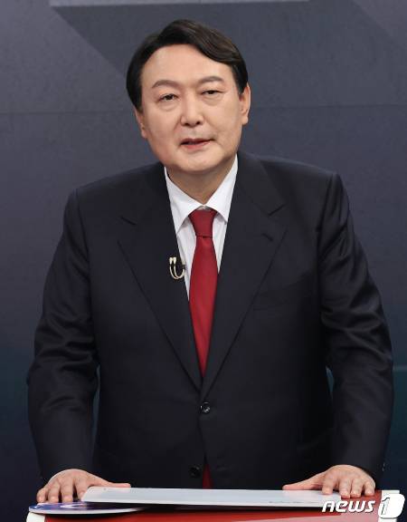 (서울=뉴스1) 국회사진취재단 = 윤석열 국민의힘 대선 경선 후보가 16일 오후 서울 중구  스튜디오에서 열린 제20대 대통령선거 경선후보자 1차 방송토론회에 참석해 토론을 하고 있다. 2021.9.16/뉴스1