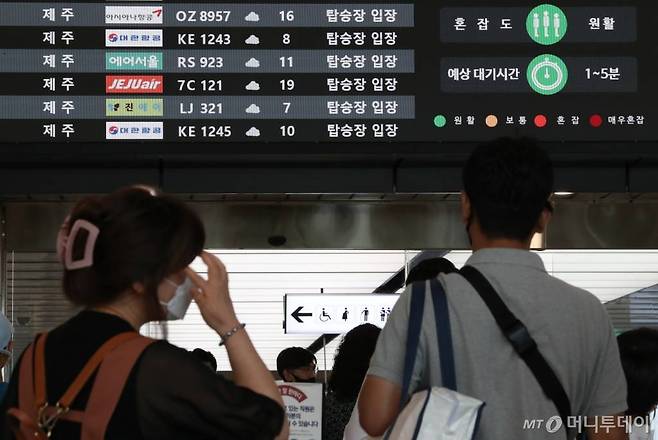 서울 강서구 김포공항 국내선 청사에서 제주행 출발 현황이 안내되고 있다. /사진=이기범 기자 leekb@