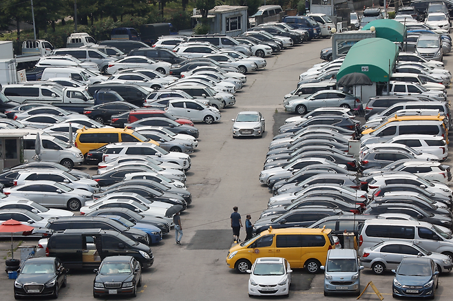 최근 차량용 반도체 부족 사태가 다시 불거지면서 자동차 주가의 향방에 관심이 쏠리고 있다. 사진은 서울 성동구 장안평 중고차 매매시장 모습. /사진=뉴스1