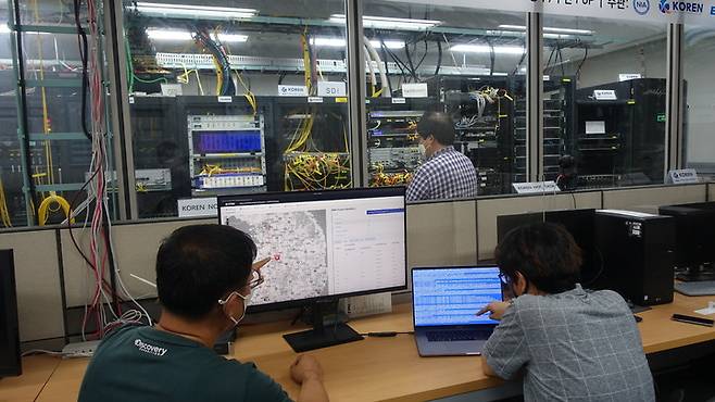 [대전=뉴시스] ETRI 연구진이 국가연구개발망(KOREN)을 통해 데이터 중심 네트워킹 기술 실증을 하고 있다. *재판매 및 DB 금지