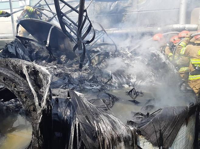 [대전=뉴시스] 소방관이 22일 오전 발생한 대전 대덕구 문평동 자동차 부품공장 화재를 진압하고 있다. (사진= 대전소방본부 제공) *재판매 및 DB 금지