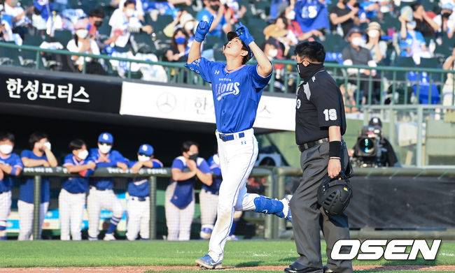 [OSEN=부산,박준형 기자] 22일 오후 부산 사직구장에서 2021 신한은행 SOL KBO리그 롯데 자이언츠와 삼성 라이온즈의 경기가 진행됐다.7회초 삼성 선두타자 구자욱이 솔로홈런을 날린뒤 베이스를 돌고 있다. 구자욱은 이 홈런으로 KBO 통산 53번째 20홈런-20도루 기록을 달성했다.  2021.09.22 / soul1014@osen.co.kr